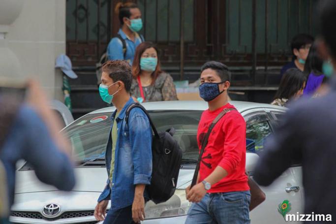 H1N1 ကူးစက်မြန်ဗိုင်းရပ်စ် ရောဂါ မကူးစက်စေရန် Mask များ တပ်ဆင်နေသူများကို တွေ့ရစဉ်။ ဓာတ်ပုံ-သူရ