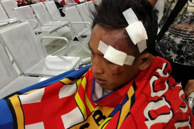 ကလန်းဥတ္တမ ဘက်မှ ဘောလုံးကွင်တွင်အရိုက်ခံရသော လူနာ မောင်မျိုးအား တွေ့ရစဉ်။ ဓာတ်ပုံ-နှလုံးလှ ပရဟိတ အဖွဲ့