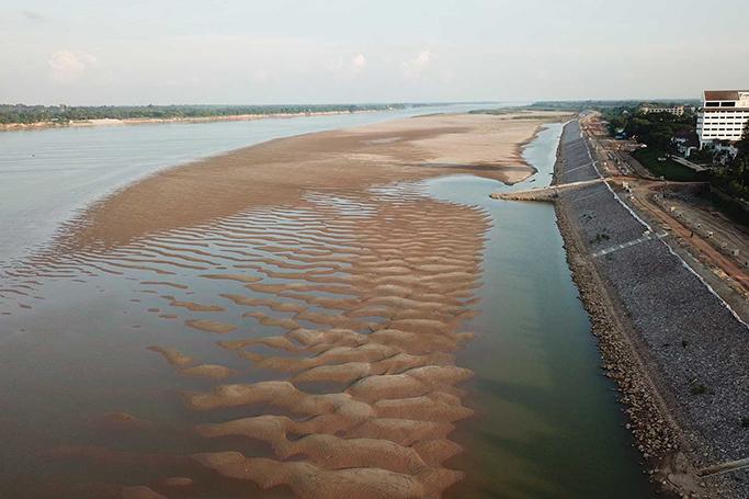 Sand dunes are visible in many sections of the Mekong River in Nakhon Phanom as the water level drops to critical levels. (Photo by Pattanapong Sripiachai) 