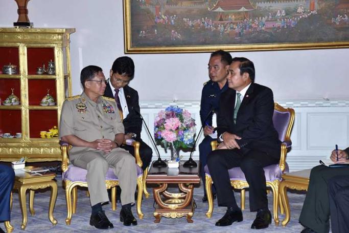 ထိုင်းဝန်ကြီးချုပ် ပရာရွတ် နှင့် မြန်မာတပ်မတော်ကာကွယ်ရေးဦးစီးချုပ်တို့ မေ ၂၆ရက်က တွေ့ဆုံစဉ်။ (ဓာတ်ပုံ- တပ်မတော်ကာကွယ်ရေးဦးစီးချုပ်ရုံး)