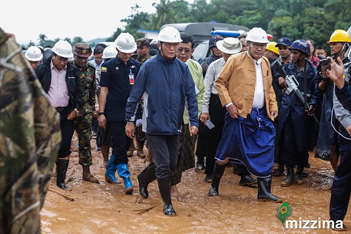  မြေပျိုကျမှုများအား ဒုသမ္မတနှင့်အတူ မွန်ဝန်ကြီးချုပ်လာရောက်စစ်ဆေးစဉ်။ ဓာတ်ပုံ-သူရ၊ မဇ္ဈိမ