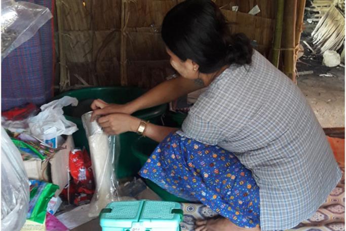 မွန်ပြည်နယ်၊ မုဒုံမြို့ ကျေးလက်ဒေသတစ်ခုရှိ နေအိမ်ရှေ့တွင် ဈေးဆိုင်ငယ်ဖွင့်ပြီး ဘဝသစ် ပြန်လည် အစပြုရန် ကြိုးပမ်းနေသော မမေခိုင်ဦး  (ဓာတ်ပုံ - အိချယ်ရီအောင်/Myanmar Now)