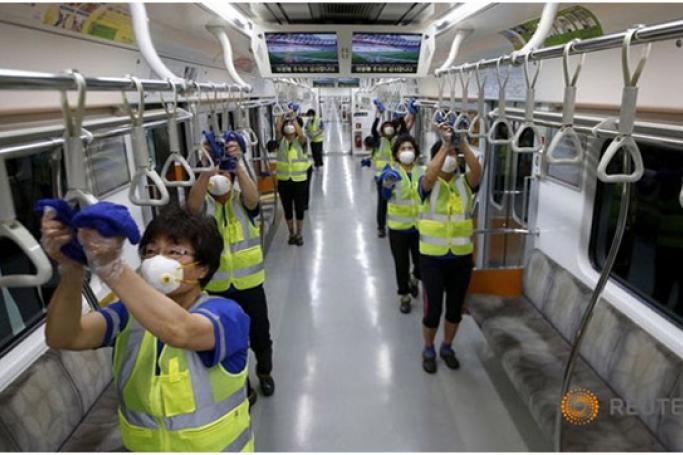 တောင်ကိုရီးယား ကျန်းမာရေးလုပ်သားများ မြေအောက်ရထား အတွင်းပိုင်းကို သန့်ရှင်းရေးလုပ်နေစဉ်။ ဓာတ်ပုံ-ရိုက်တာ