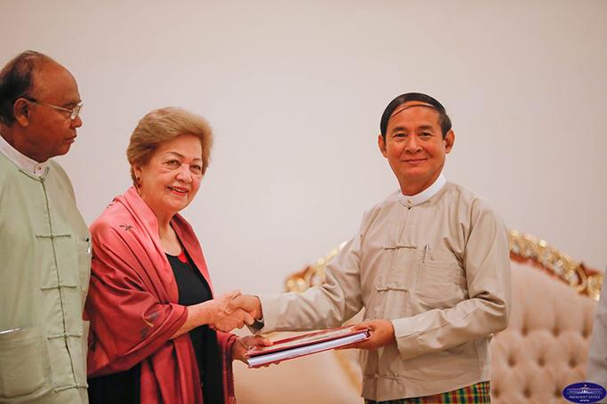 ပုံ - ( Myanmar President Office ) ICOE အဖွဲ့ဝင်မျာ၏ အစီအရင်ခံစာကို သမ္မတဦးဝင်းမြင့် လက်ခံနေစဉ်