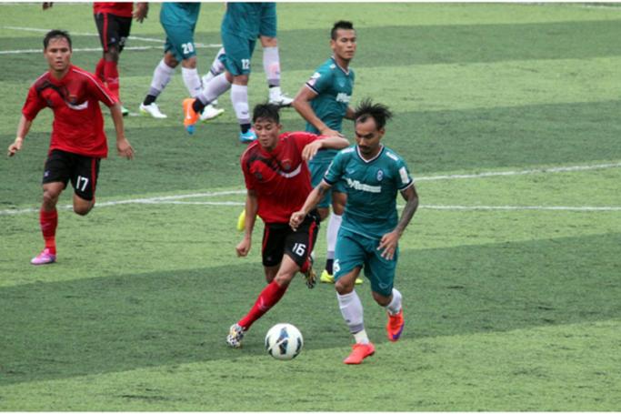 ရန်ကုန်နှင့် ဧရာဝတီပွဲ၌ ကျော်မင်းဦးနှင့် ရန်အောင်ကျော်တို့ ဘောလုံးယှဉ်လုနေစဉ် (ဓာတ်ပုံ-ရွှေဘုတ်)