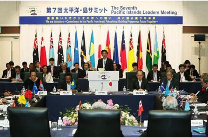 မေ၂၃ ရက်က ပစိဖိတ်ကျွန်း နိုင်ငံများ၏ ခေါင်းဆောင်များ အစည်းအဝေးတွင် ဂျပန်ဝန်ကြီးချုပ် ရှင်ဇိုအာဘေး မိန့်ခွန်းပြောနေစဉ်။ (ဓာတ်ပုံ - အေအက်ဖ်ပီ)