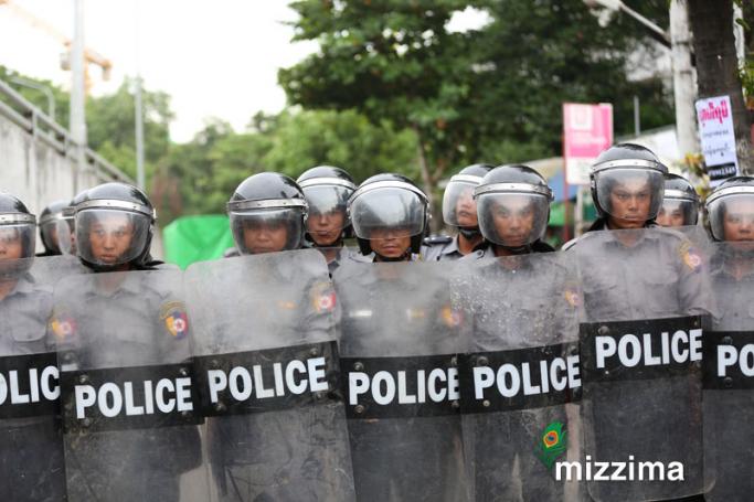 မေလ ၁၂ရက်နေ့က တာမွေမြို့နယ်တွင် ငြိမ်းချမ်းရေးဆန္ဒပြသူများကို ရဲတပ်ဖွဲ့ဝင်များက တားဆီးနေစဉ်။ ဓာတ်ပုံ - ဟောင်ဆာ(ရာမည)