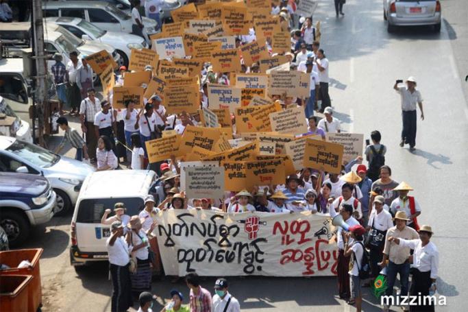 ငြိမ်းစုစီ ဥပဒေကြမ်းအား ပယ်ဖျက်ပေးရန် ရန်ကုန်မြို့တွင် ကန့်ကွက်ဆန္ဒပြနေကြစဉ်(ဓာတ်ပုံ- သက်ကို/မဇ္ဈိမ)
 