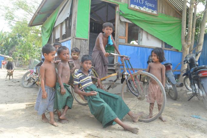 သတင်းဓာတ်ပုံ - စစ်တွေမြို့နယ်၊  ဒါးပိုင်ကျေးရွာတွင်တွေ့ရသည့် မွတ်ဆလင်ကလေးငယ်များ။