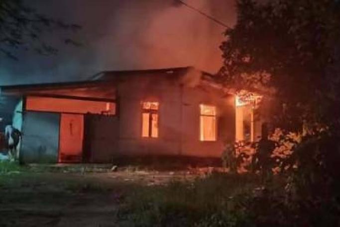ပုံအညွှန်း- ဖားကန့်မြို့နယ် မရှိကထောင်ရပ်ကွက်ရှိ ကြံ့ခိုင်ရေး မြို့နယ်ရုံး မီးလောင်မှုမြင်ကွင်း၊  ဇူလိုင် ၃၀ ရက်နေ့ ည ၈ နာရီခန့်တွင်မြင်ရစဉ် (ဓာတ်ပုံ -CJ) 