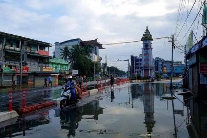 ပုံအညွှန်း - ယနေ့ နံနက်ပိုင်း ရေပြန်ကျပြီးနောက် ပဲခူးမြို့ပေါ်မြင်ကွင်းအချို့။ (ပုံ - လူမှုကွန်ရက်)