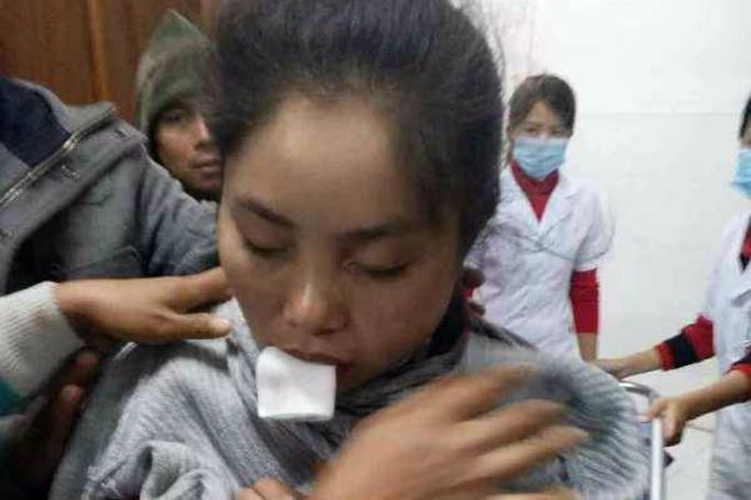 ဆရာမ ဒဏ်ရာ ဆေးကုသမှု ခံယူနေပုံ။ ဓာတ်ပုံ-Gum Ja Naw lahpai FB 