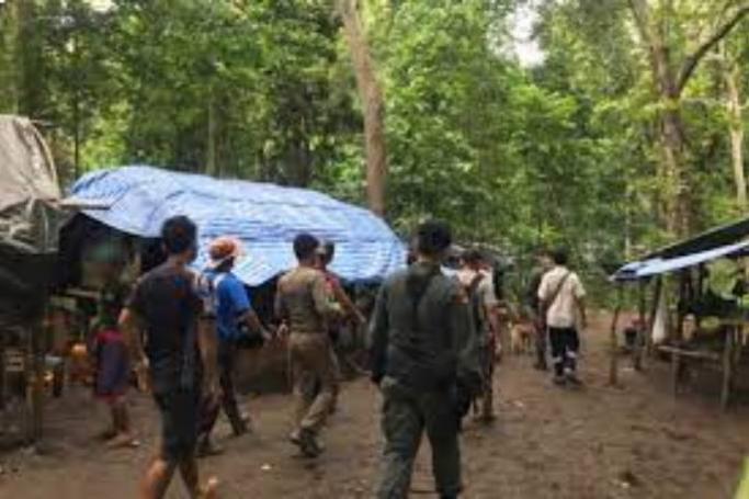 Soldiers and local officials visit a refugee camp in Mae Sariang district of Mae Hong Son on July 7. (Photo: Radio Thailand, Mae Sariang Facebook)