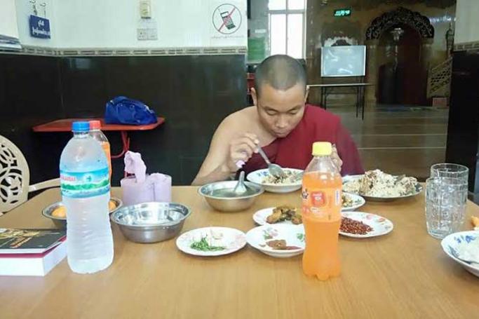ရန်ကုန်ရှိ ဗလီတစ်ခုထဲတွင် ဦးဇင်းသုည ဆွမ်းဘုဉ်း ပေးနေစဉ်။(ဓာတ်ပုံ - ဦးဇင်းသုည Facebook)