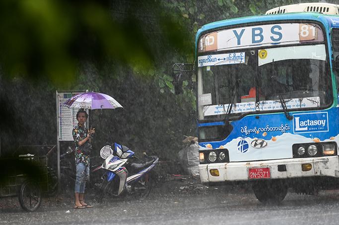 ရန်ကုန်မြို့တွင် မိုးရွာသွန်းနေသည်ကို ဇွန် ၂၉ ရက်က တွေ့ရစဉ်။ ဓာတ်ပုံ-YE AUNG THU / AFP