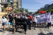 ပုံ - မေလ ၁၄ ရက်၊ ရန်ကုန်မြို့ရှိ မြို့နယ်များမှ ပြည်သူများစုပေါင်း၍ အကြမ်းဖက်စစ်ကောင်စီပြုတ်ကျရေး ဆန္ဒပြလှုပ်ရှားမှုမြင်ကွင်း(Photo - AFP)