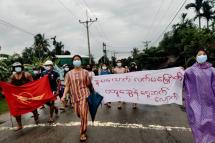 ပုံ - ထားဝယ်ခရိုင်သပိတ်ကော်မတီနှင့် မြို့နယ်အတွင်းရှိ လူငယ်များ ပူးပေါင်းကာ ' ဒူးမထောက် လက်မမြှောက် ဗထူးသွေးနဲ့ ရှေ့ဆက်လျှောက်' ကြွေးကြော်သံများဖြင့် စစ်အာဏာရှင်စနစ်ဆန့်ကျင်ရေး ချီတက်ဆန္ဒထုတ်ဖော်နေစဉ် ( Photo - CJ)