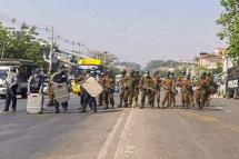 ဓာတ်ပုံ - မတ်လအတွင်း ဆန္ဒပြသပိတ်စစ်ကြောင်းကို စစ်ကောင်စီတပ်ဖွဲ့များပိတ်ဆို့တားဆီးနေစဉ် (ယခင်ပုံဟောင်း)