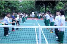 အခြေခံပညာကျောင်းတစ်ကျောင်းတွင် ကလေးငယ်များအား တင်းနစ်အဖွဲ့ချုပ်မှ တင်းနစ်ကစားနည်း သင်ကြားပေးစဉ်။ (ဓာတ်ပုံ - သောကြာ)