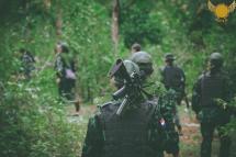 ပုံအညွှန်း-အမျိုးသမီးစစ်သည်များ စစ်ရေးလေ့ကျင့်နေစဉ် (KNDF B05)