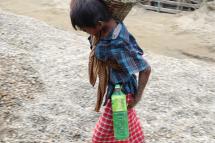 ရန်ကုန်မြို့အတွင်းရှိ အုတ်၊ သဲ၊ ကျောက်လုပ်ငန်းခွင်တခုရှိ ကလေးလုပ်သားတစ်ဦးကို တွေ့ရစဉ်။ (ဓာတ်ပုံ-ဟိန်းထက်)