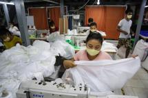 ပုံစာ - အထည်ချုပ်စက်ရုံရှိ အလုပ်သမားတစ်ဦး အလုပ်လုပ်နေစဉ်(AFP)