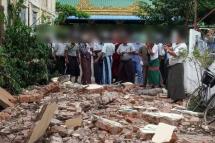 Photo - မအူပင်မြို့တွင် ဇွန်လ ၇ရက်က ငလျင်ကြောင့် အဆောက်အဦတစ်ခု ပြိုကျပြီးနောက် မြင်တွေ့ရသည့် အပျက်အစီးများ