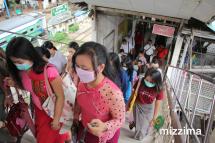 H1N1 ကာကွယ်ရန် နှာခေါင်စည်း တပ်ဆင်ထားသူများကို တွေ့ရစဉ်။ ဓာတ်ပုံ-သူရ