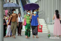 H1N1 ကာကွယ်ရန် နှာခေါင်းစည်း တပ်ဆင်ထားသော ပြည်သူများအား တွေ့ရစဉ်။ ဓာတ်ပုံ-သူရ