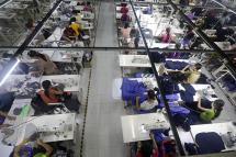 ရန်ကုန်၊ ရွှေပြည်သာရှိ အထည်ချုပ်စက်ရုံတွင် အလုပ် လုပ်ကိုင်နေကြသည်ကို တွေ့မြင်ရစဉ်။ ဓာတ်ပုံ-EPA-EFE/NYEIN CHAN NAING