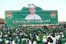 နောက်ဆုံးမဲဆွယ်မှူအဖြစ် ပြည်ခိုင်ဖြိုးပါတီမှ ၆ ရက်နိုဝင်ဘာ ၂၀၁၅ ညနေပိုင်းက ကမာကြည်တံတားအနီး သုဝဏ္ဏမြို့ဦးစေတီအနီး ဘော်လုံးကွင်းတွင် မဲဆွယ်စည်းရုံးသည့်မြင်းကွင်းအားတွေ့ရစဉ်။ ဓာတ်ပုံ -ဟောင်ဆာ(ရာမည)