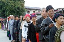 (File) ၂၀၁၅ ရွေးကောက်ပွဲက မြစ်ကြီးနားမြို့နယ်ရှိ မဲရုံတစ်ခုတွင် ကချင်တိုင်းရင်းသားများ ဆန္ဒမဲပေးဖို့ တန်းစီနေစဉ်။ (ဓာတ်ပုံ - အီးပီအေ)