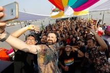 ဇန်နဝါရီလ ၂၆ရက်နေ့က ရန်ကုန်မြစ်အတွင်း LGBT ပျော်ပွဲရွှင်ပွဲ ပြုလုပ်ခဲ့စဉ်။ ဓာတ်ပုံ - ငြိမ်းချမ်းနိုင်/အီးပီအေ