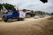  နောင်ချိုဟောပြောပွဲသို့ သွားနေသော ယာဉ်အချို့။ (Phot - Jaai Sai Mein)