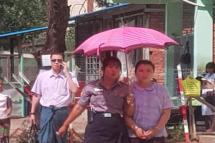 စွပ်စွဲခံရသူ ဒေါ်သူဇာမြင့်ထွန်းအား စစ်ဆေးရန် ရန်ကုန်၊ သင်္ဃန်းကျွန်းမြို့နယ် တရားရုံးသို့ ခေါ်ဆောင်လာစဉ် 