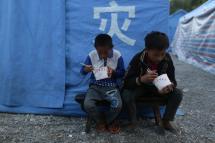 တရုတ်မြန်မာနယ်စပ် ဒုက္ခသည်စခန်းတွင် ဒုက္ခသည် ကလေးနှစ်ဦးအား တွေ့ရစဉ်။ ဓာတ်ပုံ-EPA