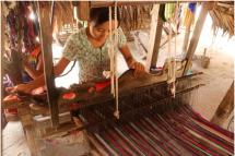 မကွေးတိုင်းဒေသကြီး ပခုက္ကူမြို့နယ်မှာ ရက်ကန်းခတ်နေတဲ့ ကျေးလက်အမျိုးသမီးတစ်ဦး။ ရိုးရာလက်မှုလုပ်ငန်းတွေရဲ့ အားသာချက်တွေထဲမှာ  အိုးမကွာ အိမ်မကွာလုပ်ကိုင်နိုင်ခြင်းလည်း ပါဝင်ပါတယ် (ဓာတ်ပုံ - အောင်ငြိမ်းချမ်း/Myanmar Now)