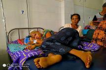 မြောက်ဦးမြို့ ကျေးလက်ဒေသ ပစ်ခတ်မှုများကြောင့် ခန္ဓာကိုယ်အနှံ့ ဒဏ်ရာရခဲ့ပြီး ရန်ကုန်၊ မြောက်ဥက္ကလာပဆေးရုံတွင် ကုသမှုခံယူနေသော မပေါက်စ (ဓာတ်ပုံ - ခင်မို့မို့လွင်/Myanmar Now) 
