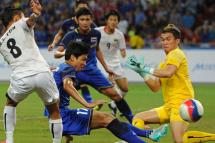 ဆီးဂိမ်းဗိုလ်လုပွဲတွင် ထိုင်းအသင်းဘက်သို့ ဂိုးသွင်းယူရန် မြန်မာကစားသမားများကြိုးပမ်းစဉ်။(ဓာတ်ပုံ - Singapore Sea Games )