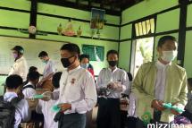 ပုသိမ်ခရိုင်တွင် H1N1 ၄ ဦးတွေ့ရ္ဖိ္ဖရပြီးနောက် ညောင်တုန်းမြို့နယ်၊ကျောင်းများတွင်တိုင်းဒေသကြီးလွှတ်တော်ကိုယ်စားလှယ်များ ဌာနဆိုင်ရာများ နှာချောင်းစည်းတပ်ဆင်ရန်နှင် H1N1 အသိပညာပေးခြင်းများအား ဇူလိုင်လ၂၇ရက်နေ့တွင် လှုပ်ရှားဆောင်ရွက်ပုံများအား မြင်တွေ့ရပုံ။ ဓာတ်ပုံ-စည်သူမောင်မောင်