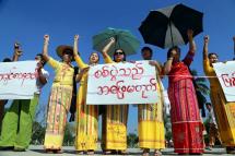 အမျိုးသမီးများအဖွဲ့ချုပ် (မြန်မာနိုင်ငံ)က ထိုးစစ်ဆင်မှုများ ရပ်ပေးရန် တောင်းဆိုသကဲ့သို့ စစ်ပွဲများ ရပ်ပေးရန် မန္တလေးမြို့တွင် နိုဝင်ဘာ ၂၅ ရက်က တောင်းဆိုနေကြသည်ကို တွေ့ရစဉ်။ (ဓာတ်ပုံ - ဘိုဘို)