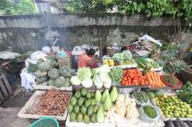 ရန်ကုန်မြို့ ၃၈ လမ်းရှိ လမ်းဘေးပျံကျဈေးသည်များအား မေလ ၂၉ ရက်ကတွေ့ရစဉ်။ ဓာတ်ပုံ -မဇ္ဈိမ
