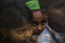 မြန်မာနိုင်ငံဘက်မှ ထွက်ပြေးလာပြီ  ဘင်္ဂလားဒေ့ရှ်နိုင်ငံတွင် ရောက်ရှိနေထိုင်သူများကို တွေ့ရစဉ်။ ဓာတ်ပုံ - အေအပ်ပီ