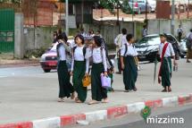 ရန်ကုန်မြို့ ရွှေဂုံတိုင် ကုန်းကျော်တံတားအနီးတွင် တွေ့မြင်ရသော ကျောင်းသား ကျောင်းသူများ၏ ကျောင်းပြန်ချိန် မြင်ကွင်းများ။