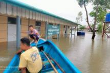 ပုံစာ - ရခိုင်ပြည်နယ် မင်းပြားမြို့နယ်ရှိ စာသင်ကျောင်းတစ်ကျောင်း ရေကြီးနစ်မြုပ်နေမှုမြင်ကွင်း။ (ပုံ - Soe Maung Than FB)