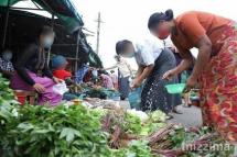 ပုံအညွှန်း - ရန်ကုန်​မြို့ရပ်ကွက်စျေးတစ်ခုအတွင်းစျေးရောင်းဝယ်နေကြပုံ ( ပုံဟောင်း)