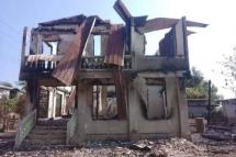 ဓါတ်ပုံ- စစ်တပ်​၏ လေကြောင်းတိုက်ခိုက်မှုနှင့် မီးရှို့ဖျက်ဆီိးခံရမှုကြောင့် ပျက်စီးသွားသော သမန်းကျင်းကျေးရွာနှင့် ကညင်ကျရွာမှ ဒေသခံနေအိမ်အချို့ (ဓါတ်ပုံ- CJ)