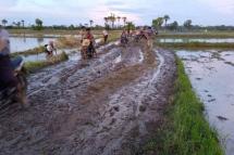 ပုံအညွန်း ဒီပဲယင်းမြို့နယ်အတွင်းရှိပြည်သူများ မိုးထဲရေထဲထွက်ပြေးနေကြရစဉ်