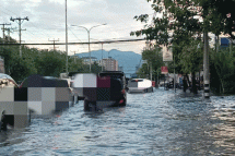 မန္တလေးမြို့တွင်းလမ်းမကြီးအချို့ ရေကြီးရေလျှံမှုဖြစ်ပွားနေသည်ကို ယနေ့ နံနက်က တွေ့ရစဉ်   Photo/Mizzima