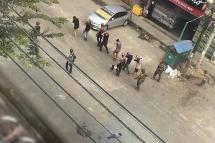  ပုံအညွှန်း - ရန်ကုန်မြို့တနေရာတွင် စစ်ကောင်စီတပ်နှင့် လက်အောက်ခံရဲတပ်ဖွဲ့မှ လူငယ်များအား ဖမ်းဆီးခေါ်ဆောင်သွားသည်ကိုမြင်တွေ့ရစဉ် (ပုံဟောင်း)